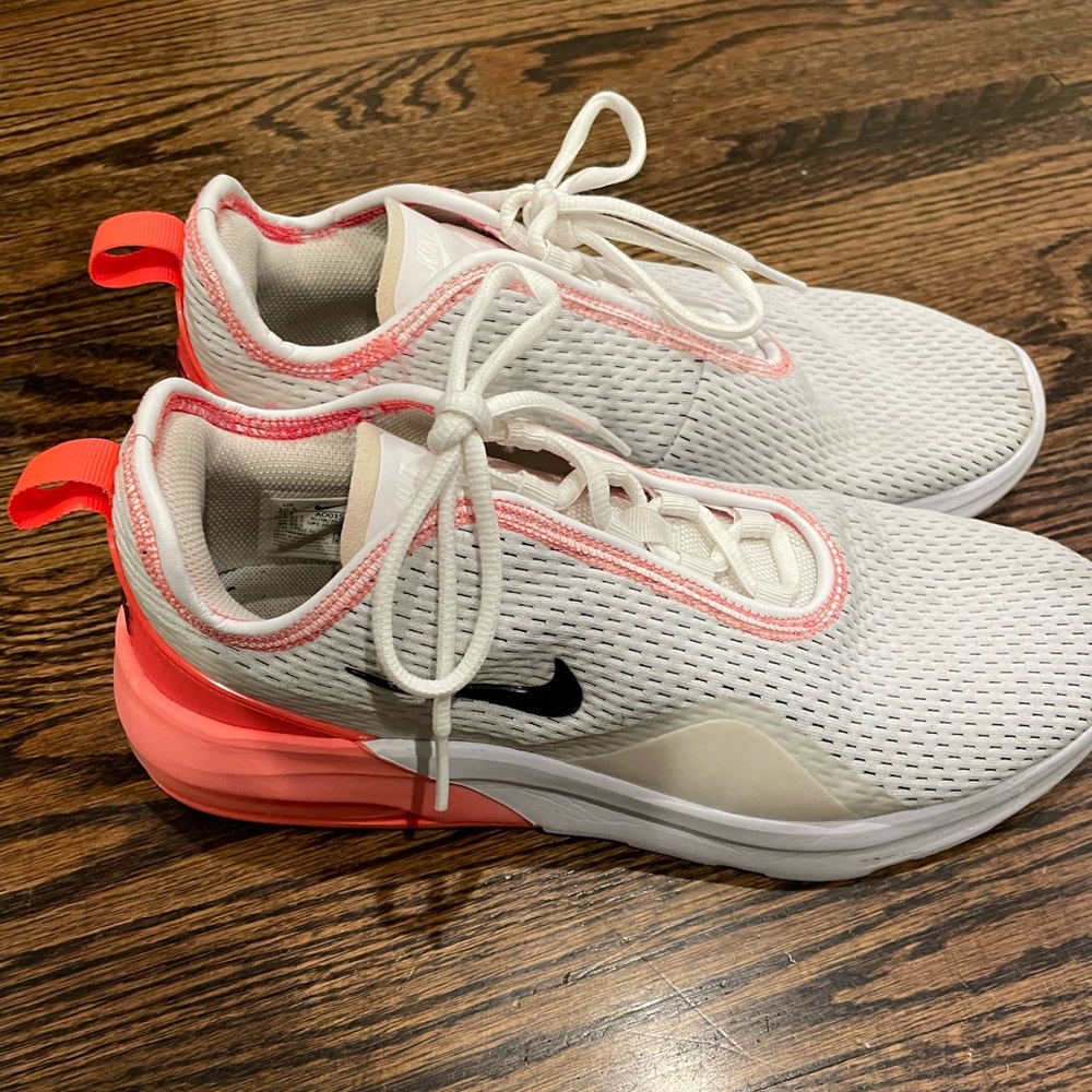 NIKE womens cross training sneaker